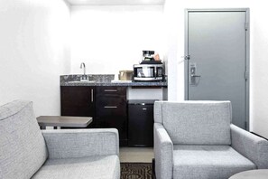 Suite, 1 King Bed, Non Smoking | Premium bedding, pillowtop beds, desk, blackout drapes