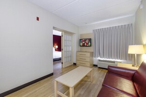 Escritorio, cortinas blackout y tabla de planchar con plancha 