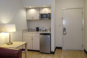 Chambre Deluxe, 1 très grand lit (Roll-In Shower, Smoke Free) | Bureau, rideaux occultants, fer et planche à repasser, Wi-Fi gratuit