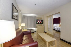 Suite, 2 lits doubles (2 Rooms, Smoke Free) | Bureau, rideaux d’obscurcissement, fer et planche à repasser