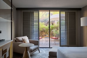 Chambre Deluxe, 2 grands lits, patio | Lit avec matelas à plateau-coussin, coffre-fort, bureau