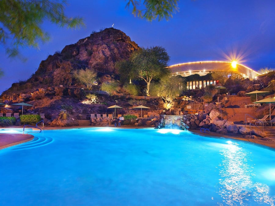 2 buitenzwembaden, parasols bij het zwembad en ligstoelen