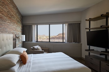 Room, 1 King Bed (Mobility/Hearing Access, Roll-in Shwr) | Hypo-allergenic bedding, pillowtop beds, in-room safe, desk at Marriott Phoenix Resort Tempe at The Buttes