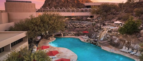 2 Außenpools, geöffnet von 07:00 Uhr bis 21:00 Uhr, Sonnenschirme