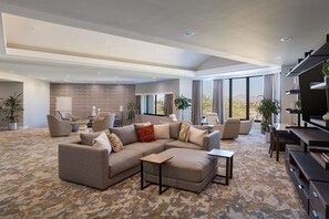 39-inch flat-screen TV with satellite channels, Smart TV, Netflix