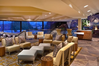 Hotel entrance and lobby at Marriott Phoenix Resort Tempe at The Buttes