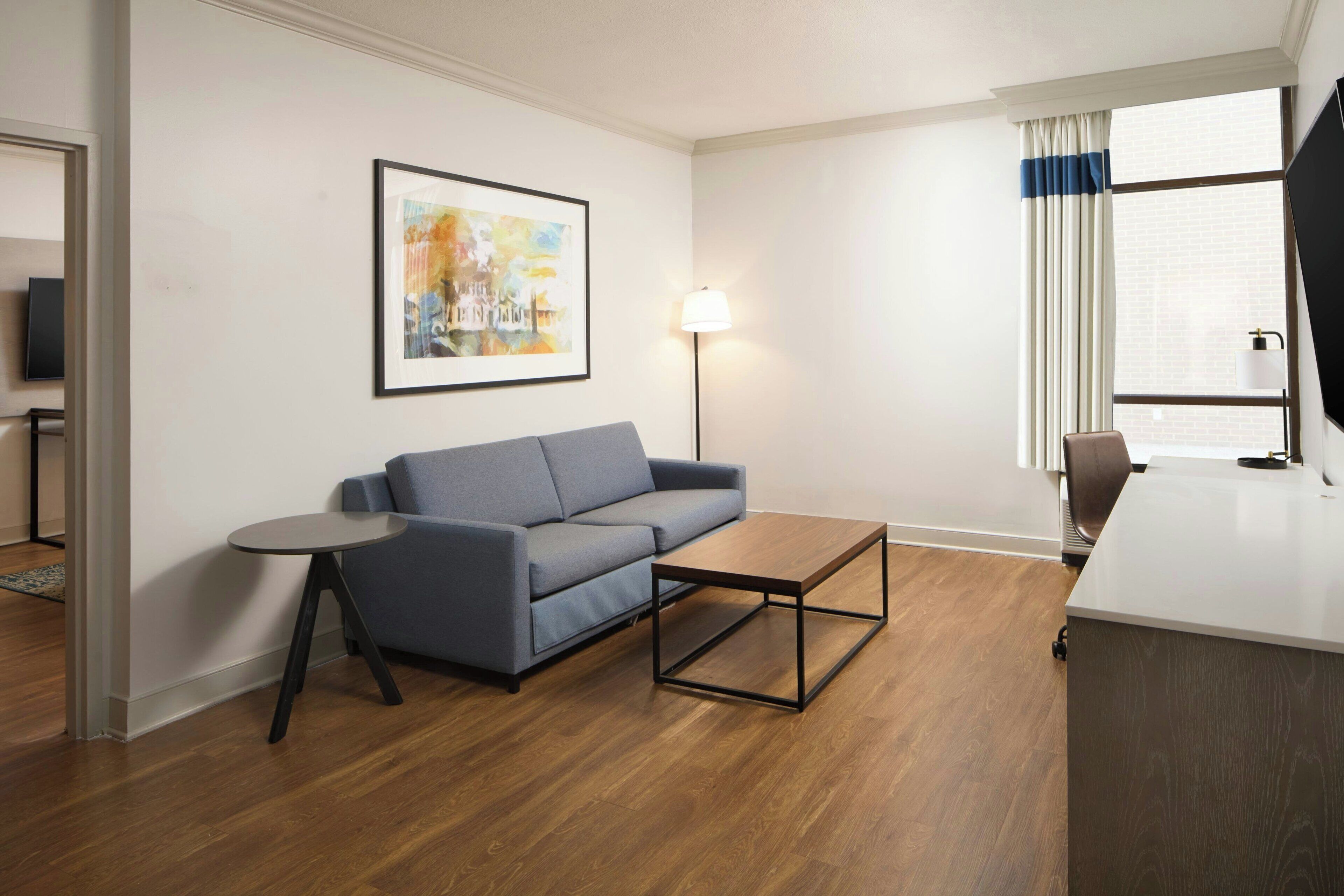 Studiosuite, 1 kingsize-seng med sovesofa | Sengetøy av topp kvalitet, senger med overmadrass og safe på rommet