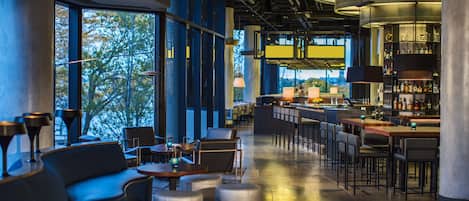 2 restaurants, breakfast, dinner, brunch served; American cuisine