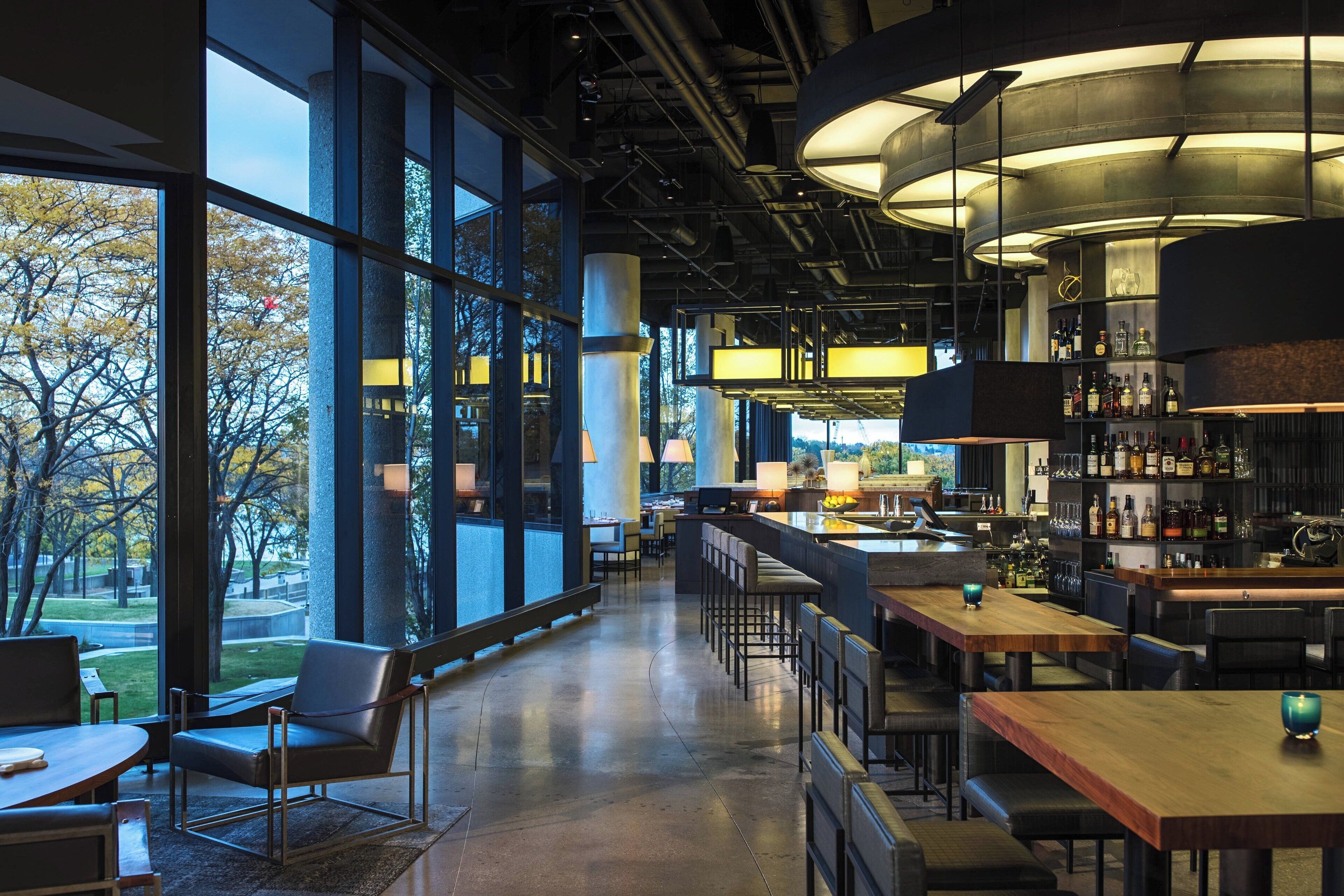 2 restaurants, breakfast, dinner, brunch served; american cuisine