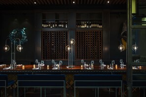 2 restaurants, breakfast, dinner, brunch served; American cuisine 
