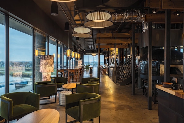 Här finns 2 restauranger som serverar frukost.