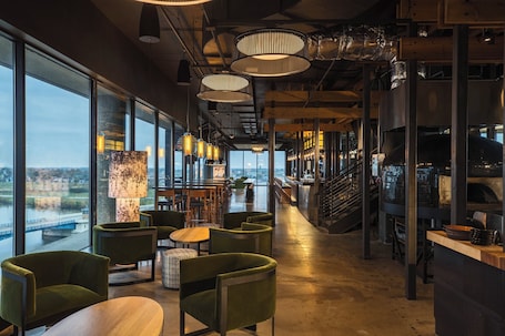 2 restaurants, breakfast, lunch, dinner served; American cuisine