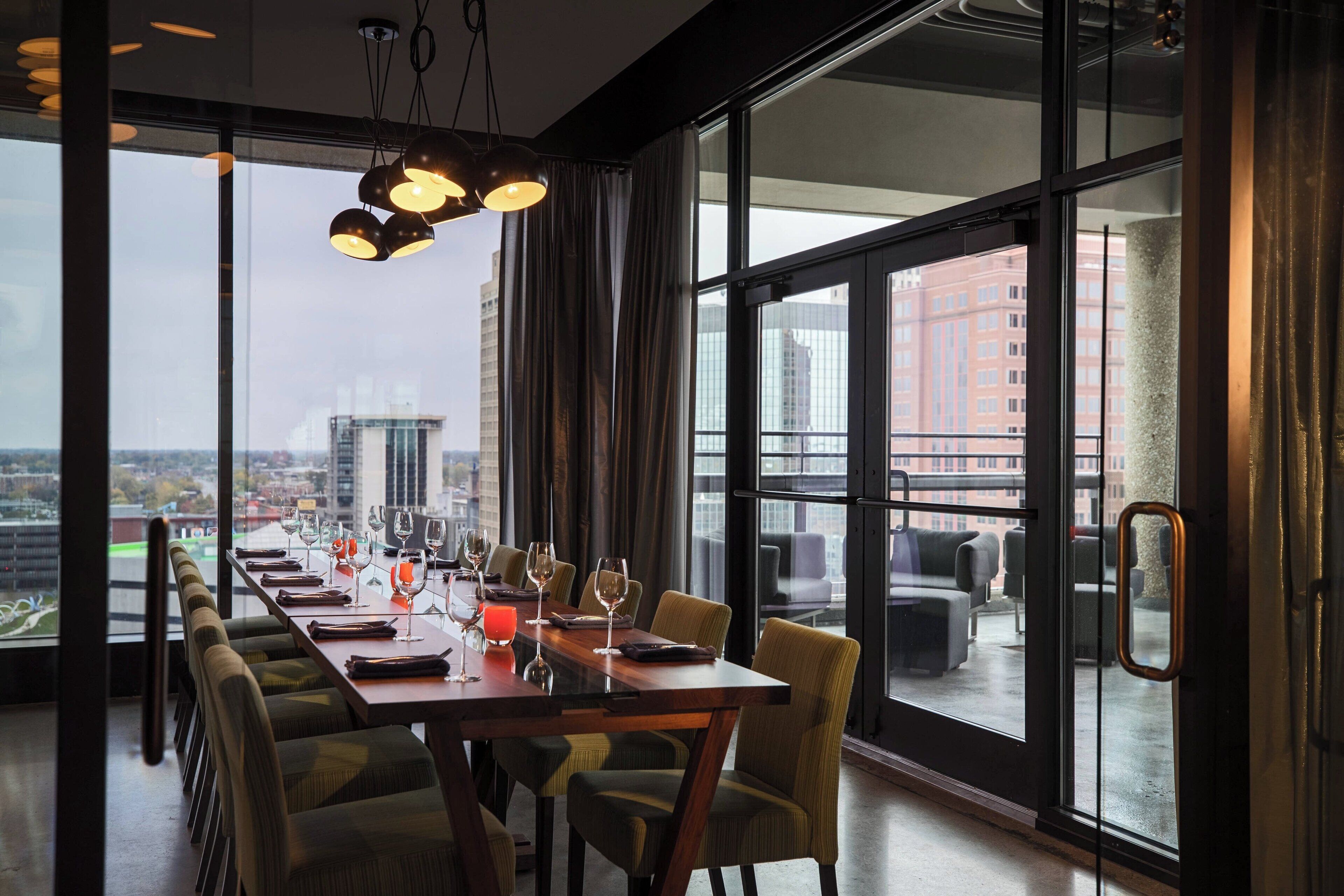 2 restaurants, breakfast, dinner, brunch served; american cuisine