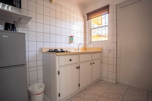 Superior King Studio | Private kitchen | Fridge, microwave, stovetop, cookware/dishes/utensils