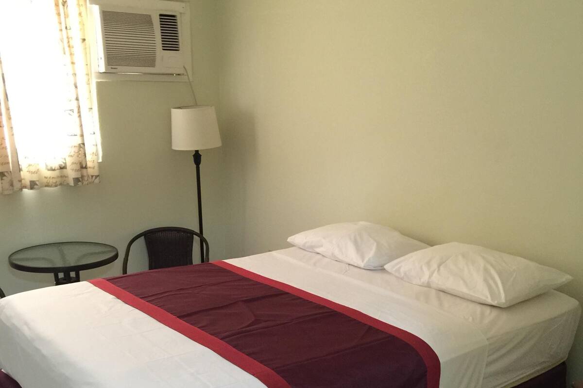 In-room safe, WiFi (free), bed sheets