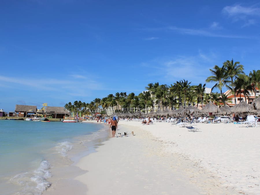 Pantai di sekitar dan pasir putih