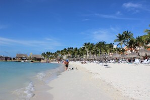 Perto da praia, areia branca, barracas de praia (sobretaxa) 