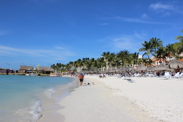 Una playa cerca, arena blanca, camas de playa