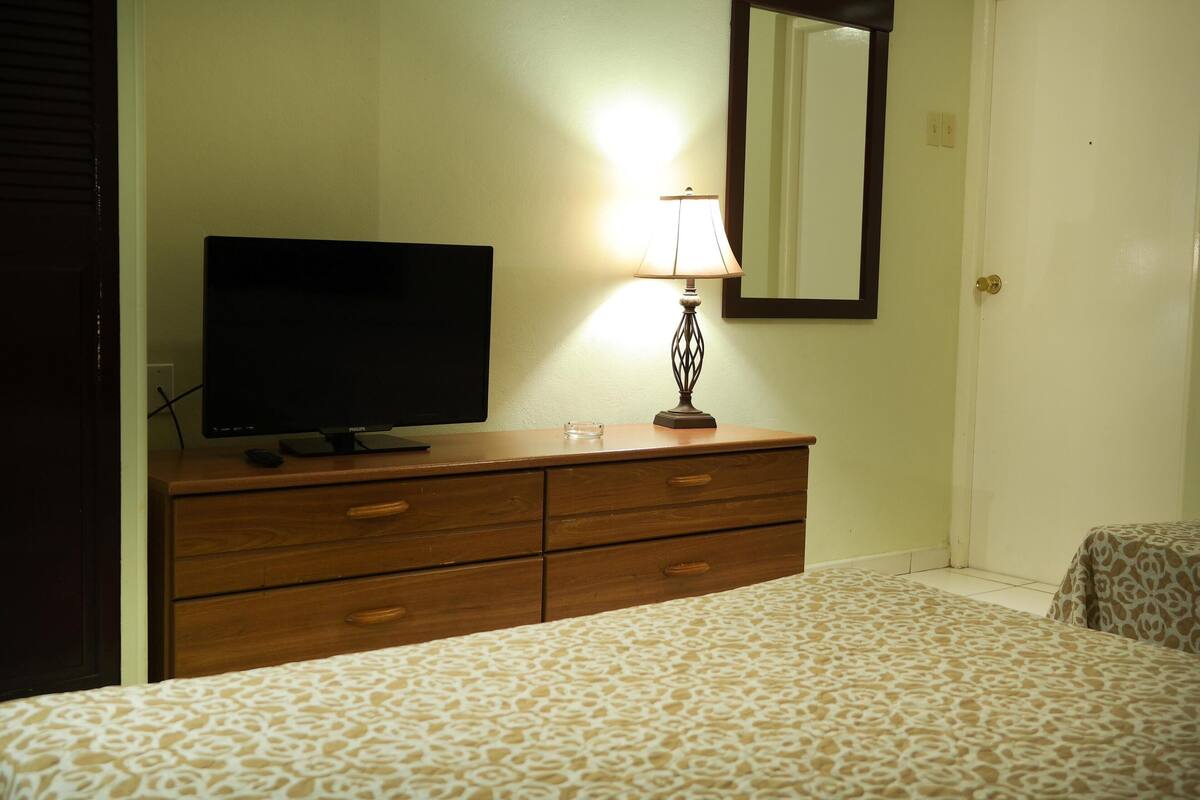 In-room safe, WiFi (free), bed sheets