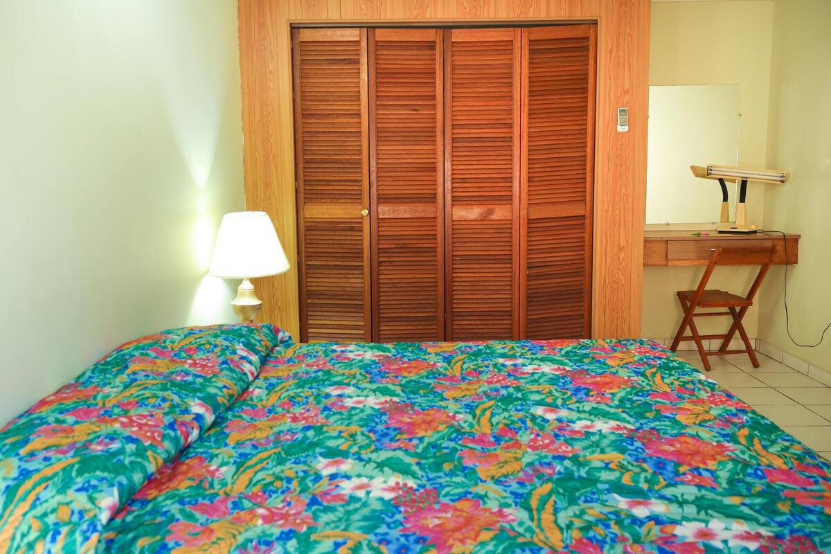 In-room safe, WiFi (free), bed sheets