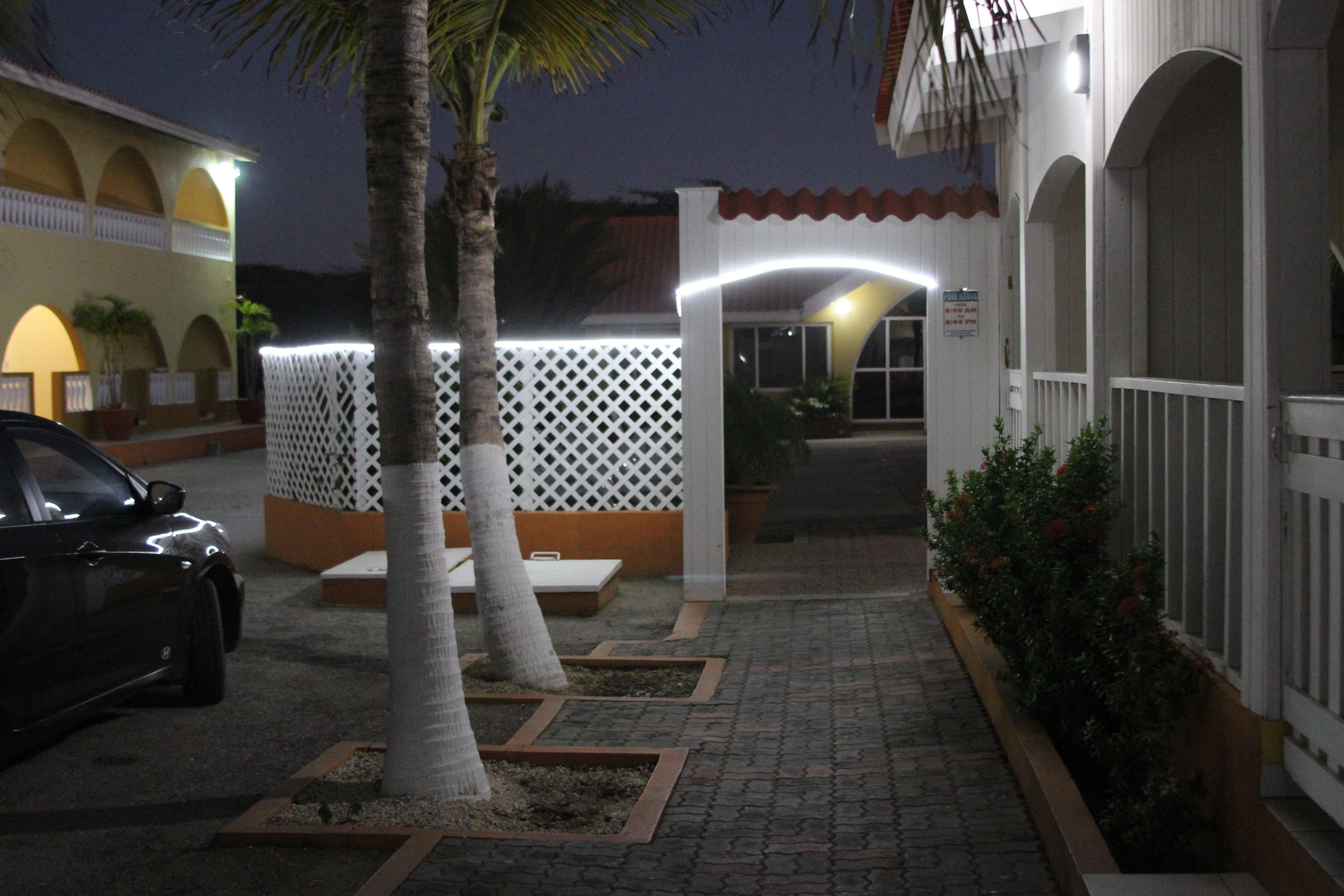 Fachada da propriedade à noite