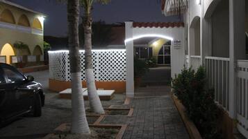 Fassade der Unterkunft – Abend/Nacht