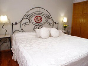 In-room safe, individually decorated, blackout curtains, free WiFi - Reina Victoria Suites & Towers (Mendoza)