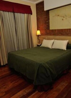 In-room safe, individually decorated, blackout curtains, free WiFi - Reina Victoria Suites & Towers (Mendoza)