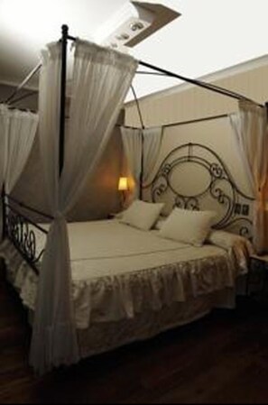 In-room safe, individually decorated, blackout curtains, free WiFi - Reina Victoria Suites & Towers (Mendoza)