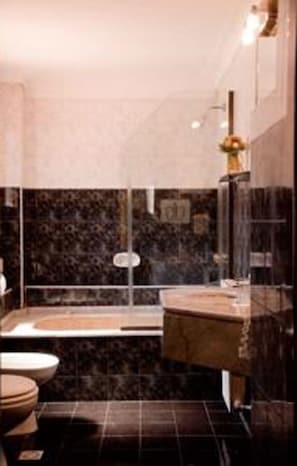 Executive Suite, Jetted Tub | Bathroom | Hair dryer - Reina Victoria Suites & Towers (Mendoza)