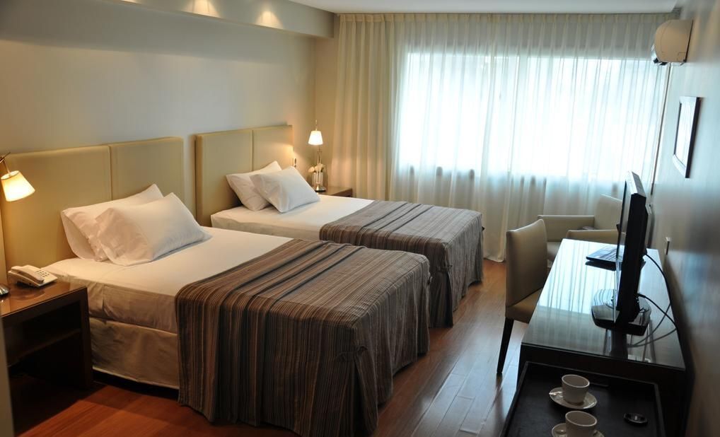 Minibar, brankas, dan dilengkapi dengan perabotan berbeda-beda