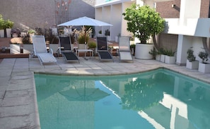 Piscine extérieure en saison