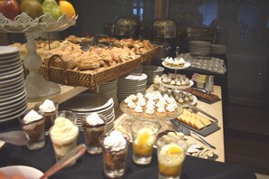 Café da manhã com buffet grátis todos os dias