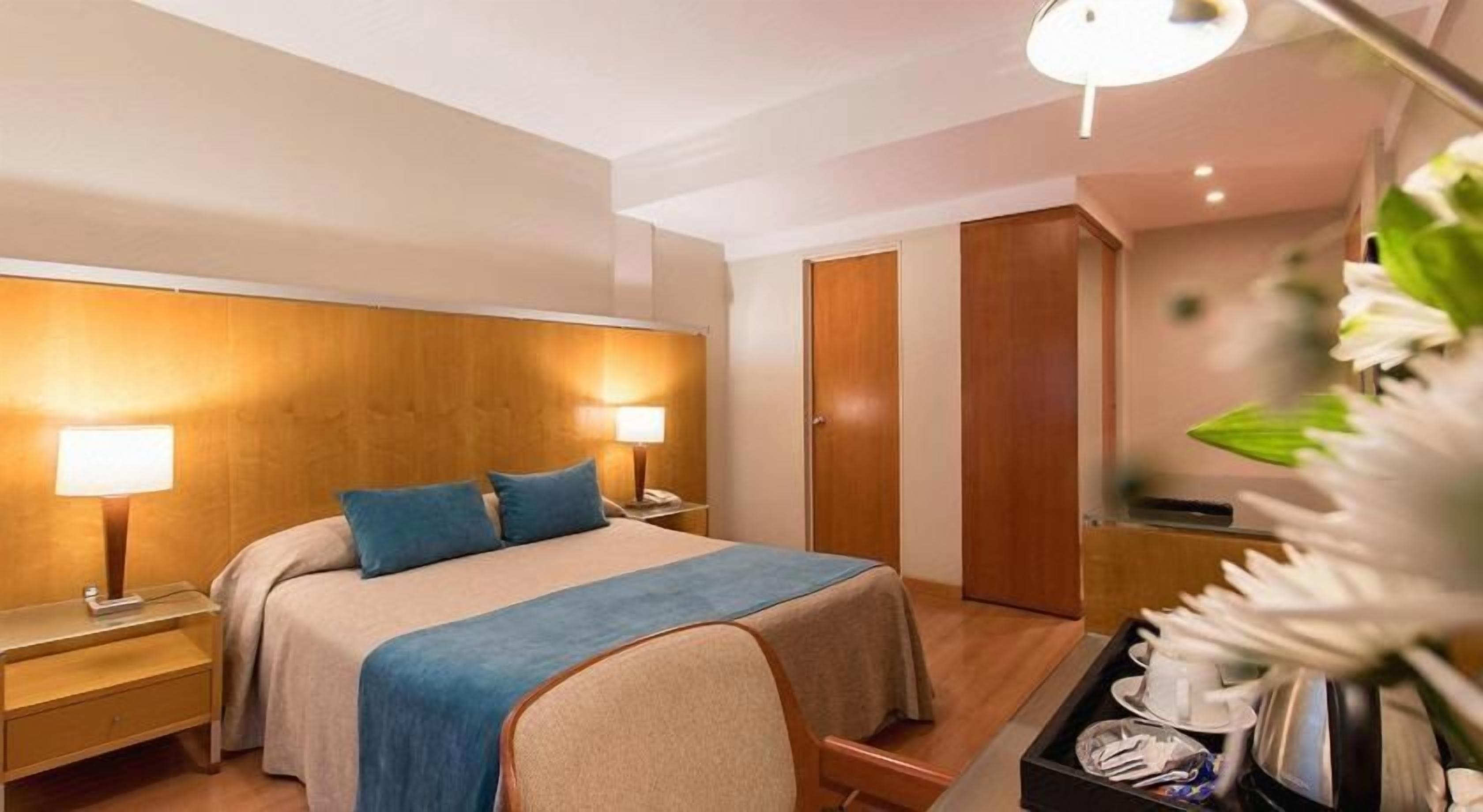 Frigobar, cofres nos quartos, individualmente mobiliados, escrivaninha