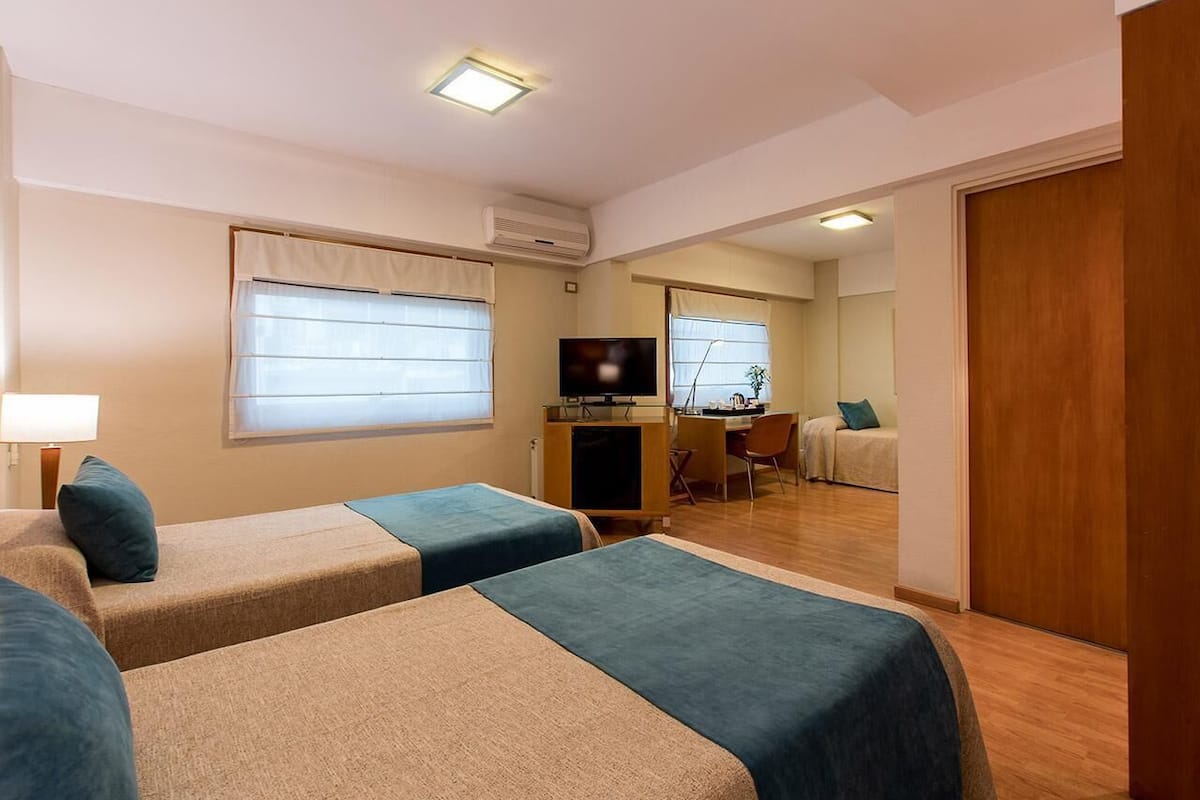 Minibar, Zimmersafe, individuell eingerichtet, Schreibtisch