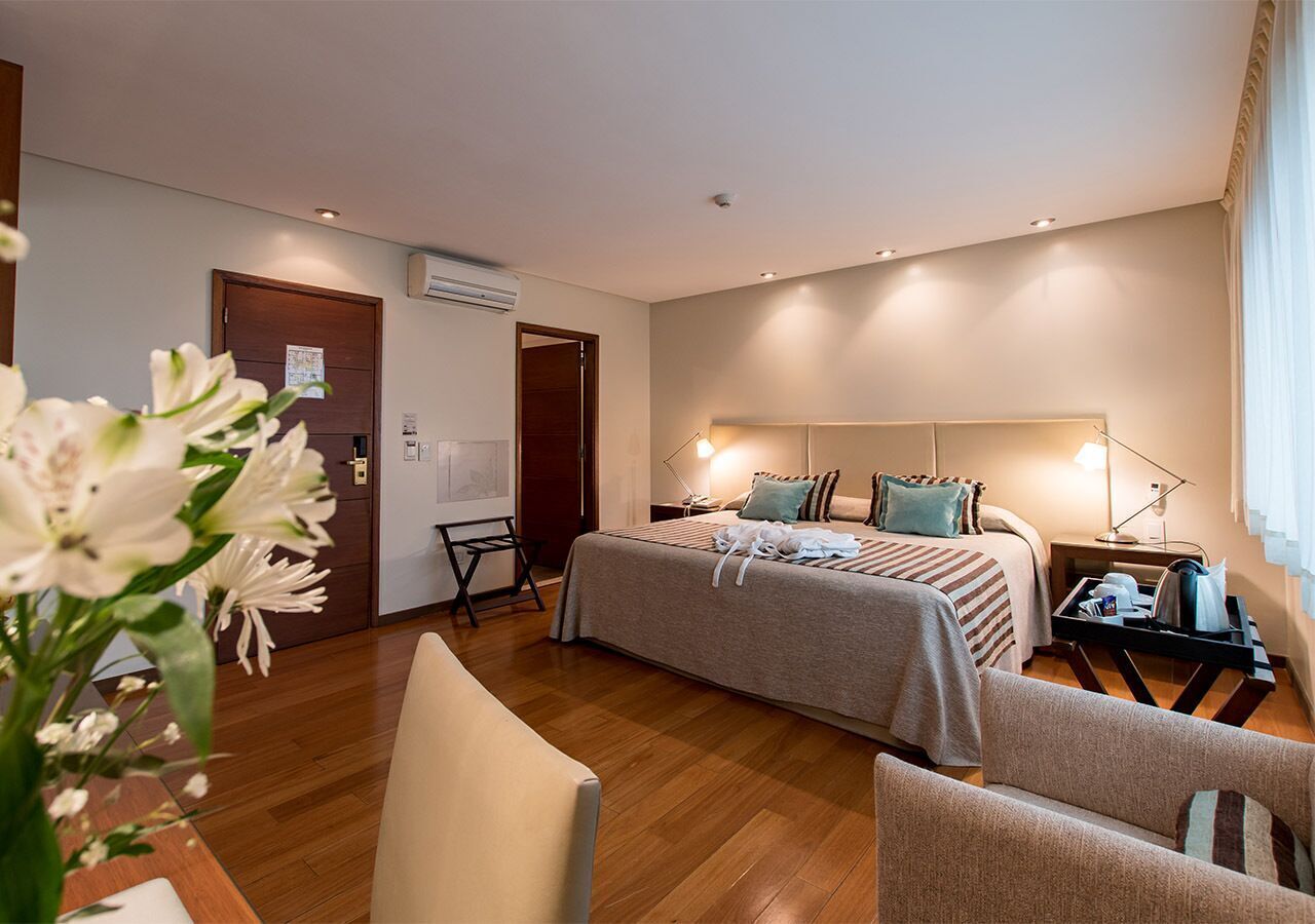 Minibar, brankas, dan dilengkapi dengan perabotan berbeda-beda