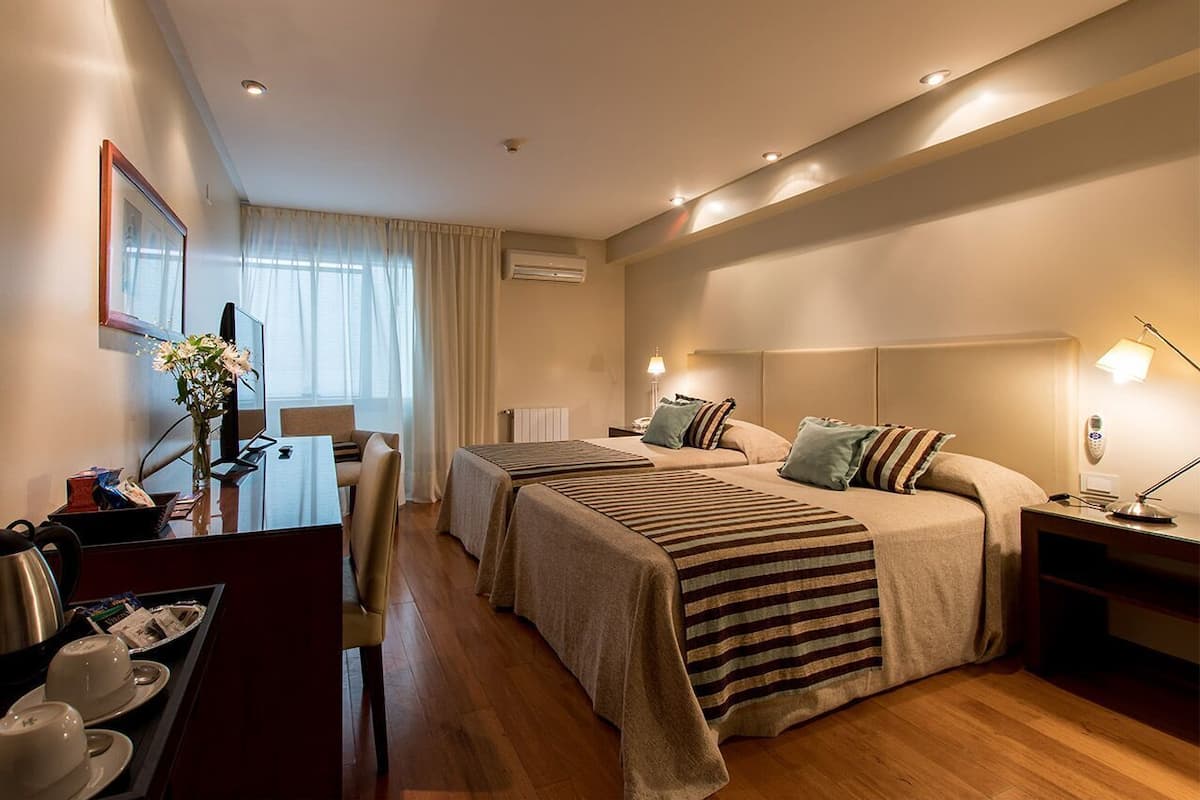 Minibar, coffre-fort, ameublement unique, bureau