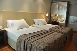 Minibar, caja de seguridad en la habitación y muebles diferentes 