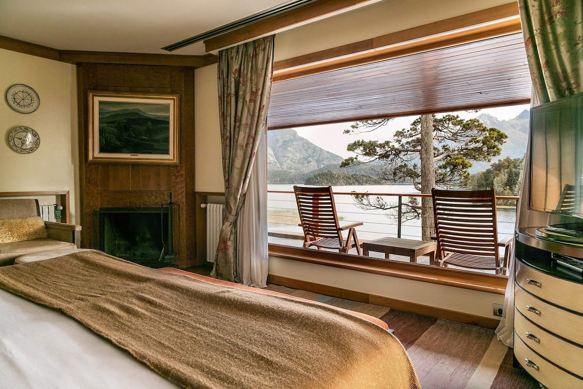 Egyptian cotton sheets, premium bedding, down comforters, minibar