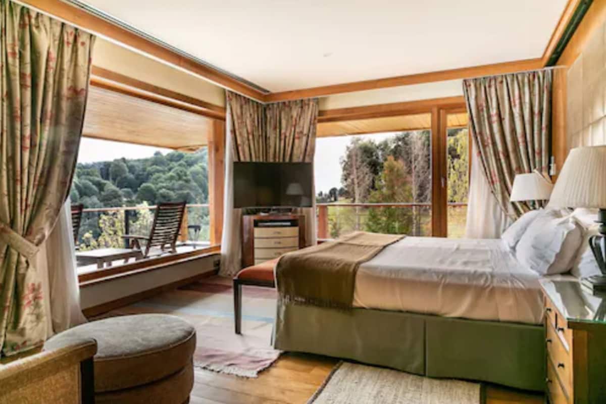 Egyptian cotton sheets, premium bedding, down comforters, minibar