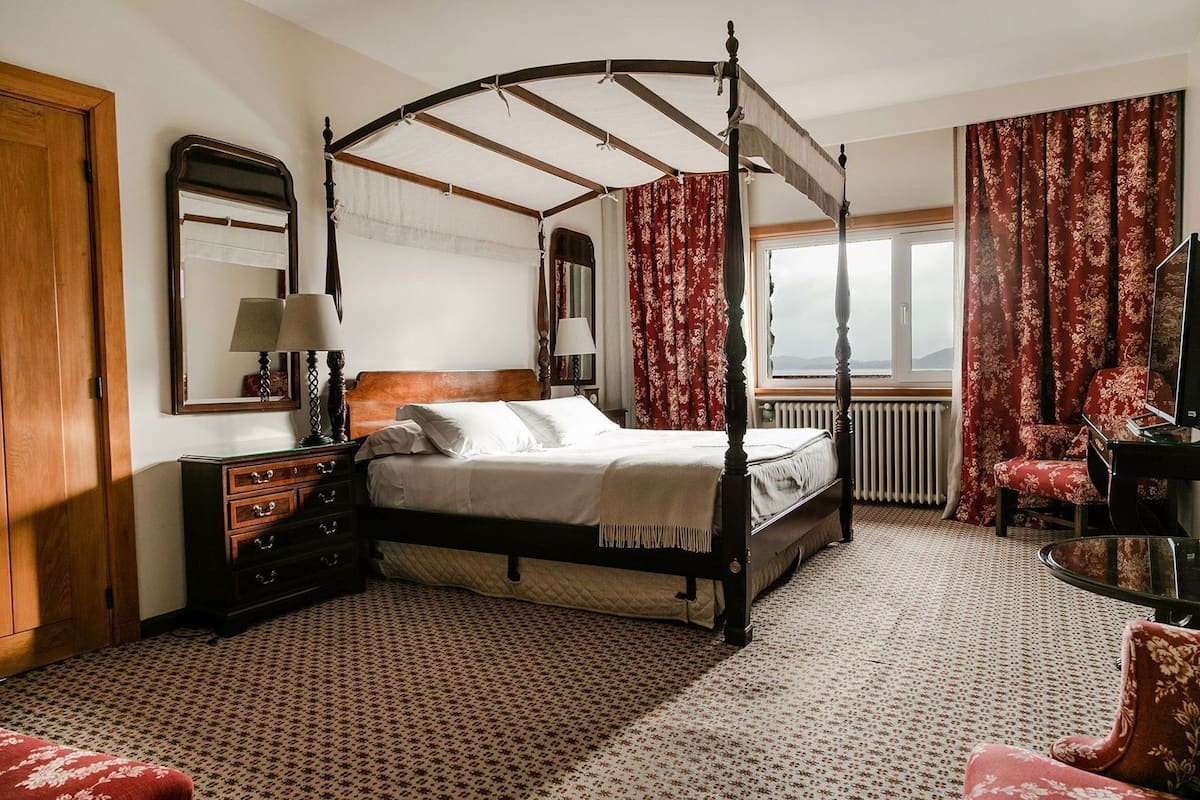 Egyptian cotton sheets, premium bedding, down comforters, minibar