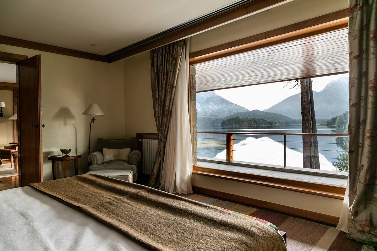 Egyptian cotton sheets, premium bedding, down duvets, minibar