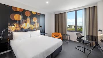 Minibar, caixa forta a l'habitació i escriptori