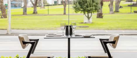 Aperto a colazione e cena, cucina locale, con vista sul giardino