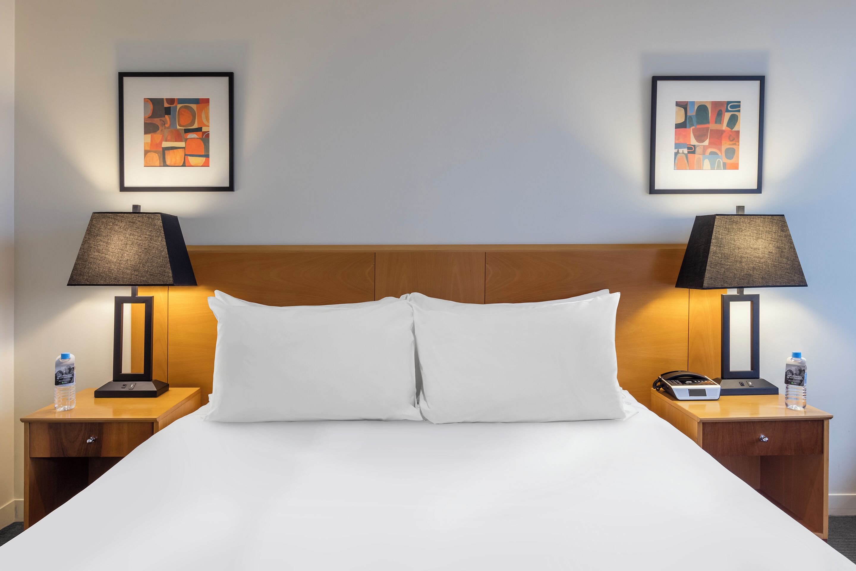 Minibar, caja de seguridad en la habitación y escritorio 