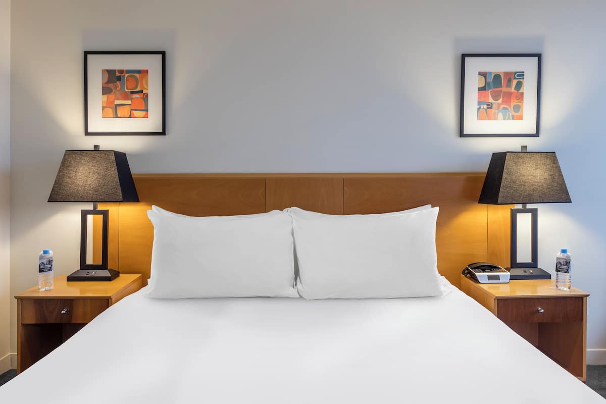 Minibar, caja de seguridad en la habitación y escritorio