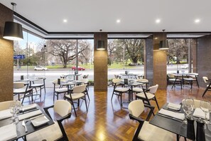 Breakfast, dinner served; local cuisine, garden views  - Flagstaff Gardens Hotel Melbourne (Melbourne)