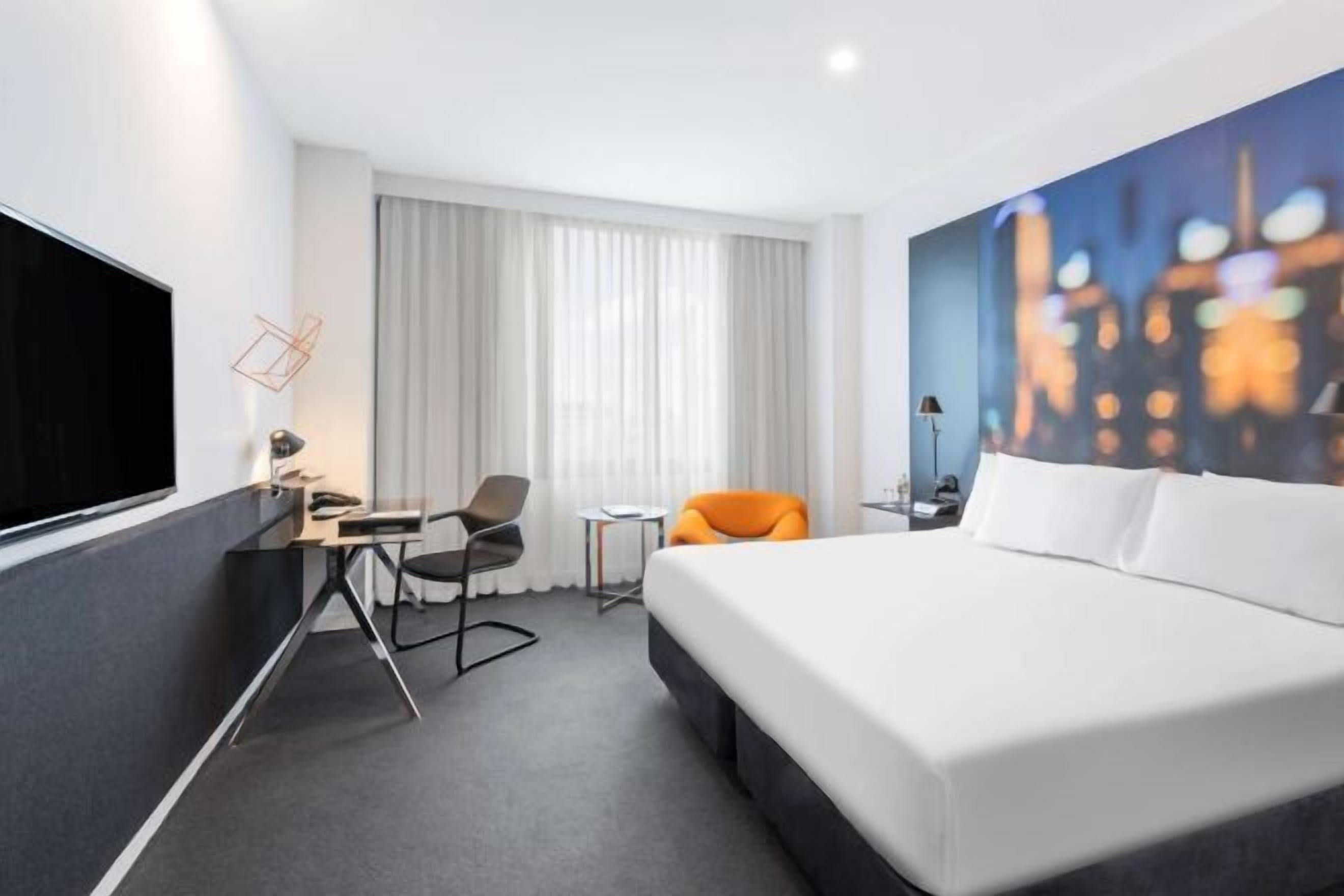 Een minibar, een kluis op de kamer, een bureau, een laptopwerkplek