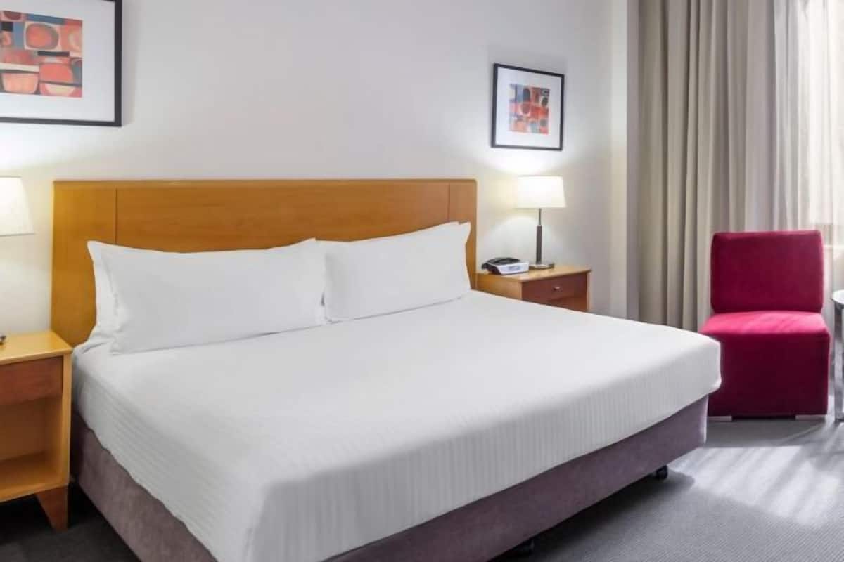 Een minibar, een kluis op de kamer, een bureau, een laptopwerkplek