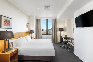 Minibar, caja de seguridad en la habitación y escritorio 